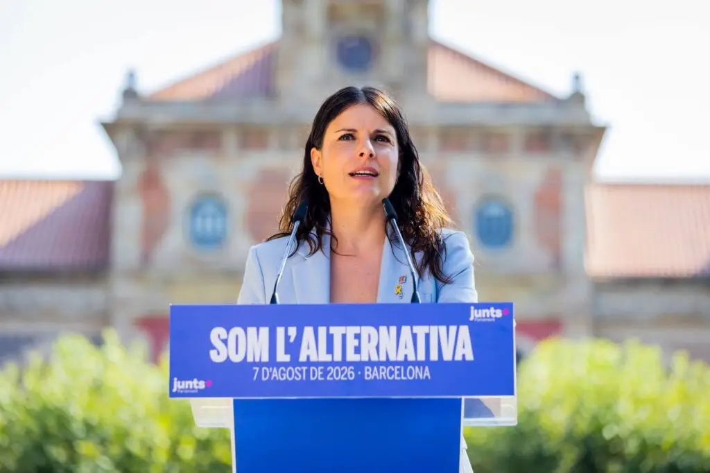 La presidenta del grup parlamentari, Mònica Sales, en una roda de premsa davant del Parlament de Catalunya.